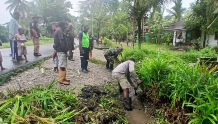 Warga Tipuka MImika Bersihkan Drainase Berantas Jentik Nyamuk Malaria