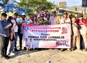 Meriahkan HUT RI ke- 80, Pemkab Jayapura dan Wartawan Bagikan 500 Bendera Merah Putih