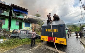Ditsamapta Polda Papua Bantu Padamkan Kebakaran di Kodam Lama, Tidak Ada Korban Jiwa