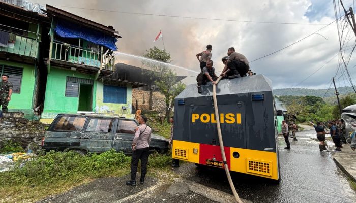 Ditsamapta Polda Papua Bantu Padamkan Kebakaran di Kodam Lama, Tidak Ada Korban Jiwa