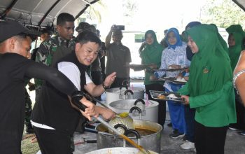 Youtuber Bobon Santoso Masak 800 Porsi Opor Ayam Bersama TNI di Timika