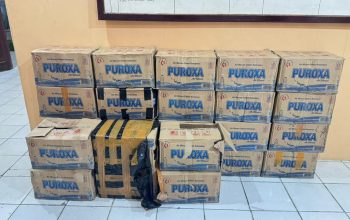 Polres Jayapura Sita Ratusan Botol Miras Lokal Saat Tertibkan Penjualan di Sentani