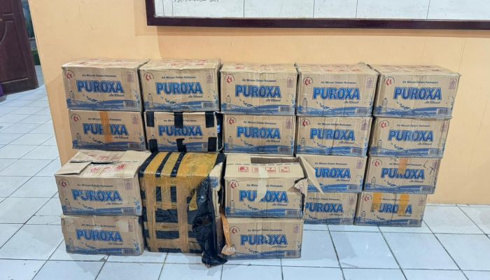 Polres Jayapura Sita Ratusan Botol Miras Lokal Saat Tertibkan Penjualan di Sentani