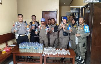 Polsek Pomako Amankan Puluhan Liter Miras Jenis Sopi dari Penumpang KM Leuser