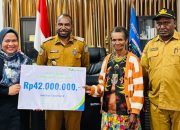 Bupati Paniai Serahkan Santunan BPJS Ketenagakerjaan, Bukti Kepedulian untuk Aparatur Kampung