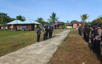 Seorang Personil Polisi Terkena Ranjau Paku yang Ditanam di Kapiraya, Temukan 25 Rumah dan Satu Pustu Dibakar Massa