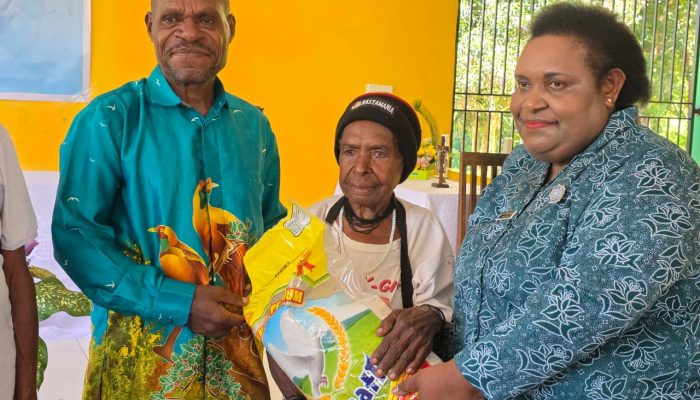 TP PKK Mimika Gelar Ibadah Akhir Tahun dan Berbagi Kasih Dengan Lansia di Iwaka