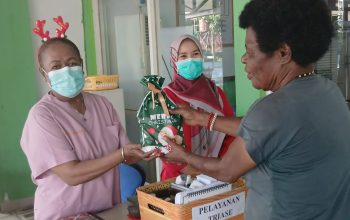 Berbagi Kasih Natal, Puskesmas Timika Layani Pasien Sambil Bagikan Bingkisan